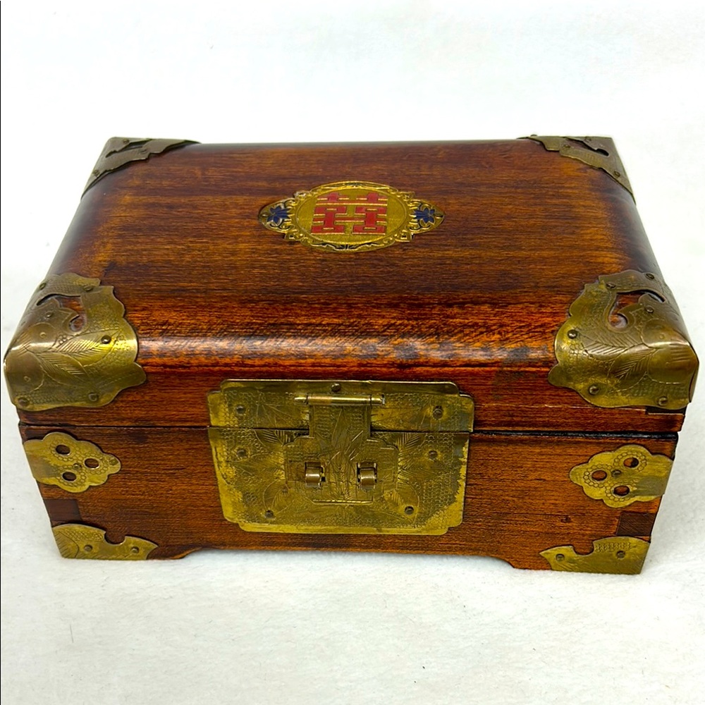 Vintage 7x5x3 wooden jewelry box with brass accents and hinges hot pink lining